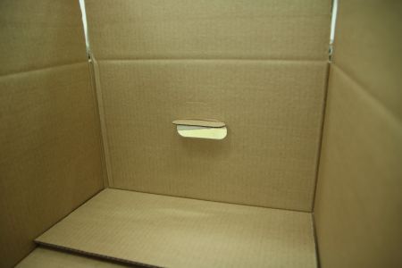 Vyrábíme klopové krabice s vnitřní výškou pouhých 20 mm a také s průsekem na ruce.